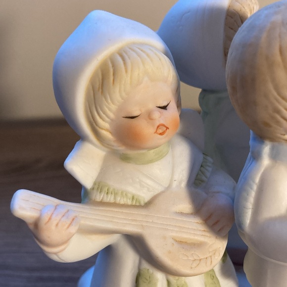 Christmas Carolers porcelain music box “joy to the world “ - Picture 7 of 14
